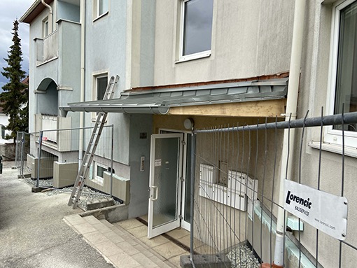 12. 04. 2021 Stiege 2 / Vordach wird vergr&ouml;ssert